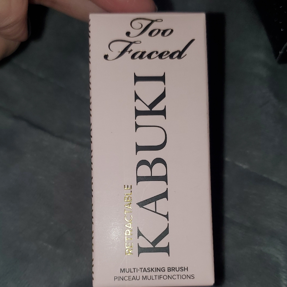 Too Faced Retractable Kabuki Brush - Pink